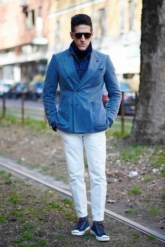 С чем носить синий двубортный пиджак мужчине: Синий двубортный пиджак в паре с белыми брюками чинос идеально подойдет для рабочего дня в офисе. Дополни лук темно-синими высокими кедами из плотной ткани, если боишься, что он получится слишком формальным.