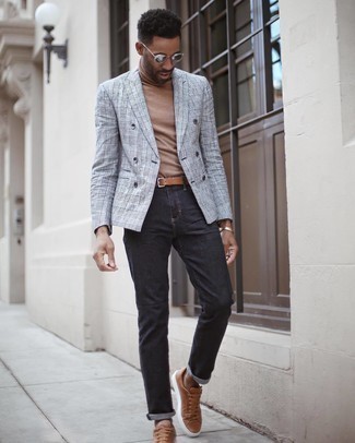 С чем носить серый двубортный пиджак мужчине: Составив лук из серого двубортного пиджака и темно-серых джинсов, получишь великолепный мужской лук для полуформальных мероприятий после работы. Этот лук неплохо дополнят светло-коричневые кожаные низкие кеды.