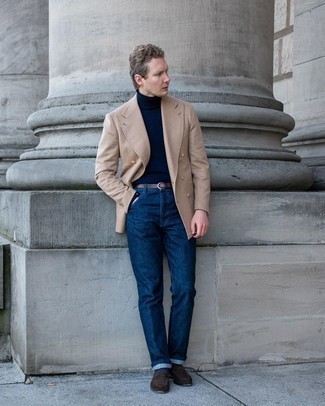 Как носить светло-коричневый пиджак с синими джинсами мужчине: Светло-коричневый пиджак и синие джинсы — образ, который будет неизбежно притягивать дамские взгляды. Если тебе нравится сочетать в своих ансамблях разные стили, из обуви можешь надеть темно-коричневые замшевые лоферы.