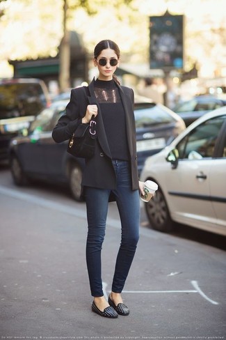 Какие джинсы носить с черным двубортным пиджаком женщине осень: Черный двубортный пиджак в паре с джинсами позволит выразить твой особый стиль. Почему бы не привнести в повседневный ансамбль чуточку утонченности с помощью черных кожаных лоферов с шипами? Вне всякого сомнения, подобное сочетание будет выглядеть прекрасно осенью.