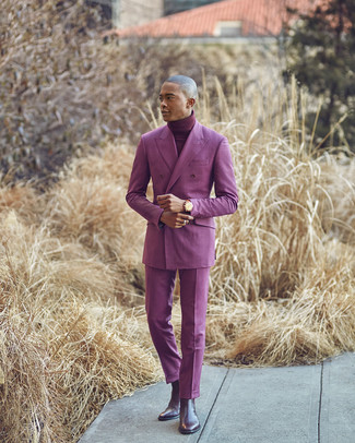 Какие классические брюки носить с темно-пурпурным пиджаком мужчине: Темно-пурпурный пиджак смотрится стильно в паре с классическими брюками. Пара темно-коричневых кожаных ботинок челси добавит облику легкой небрежности и дерзости.