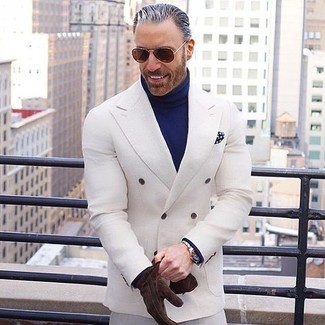 С чем носить темно-коричневые замшевые перчатки мужчине весна в деловом стиле: Белый двубортный пиджак и темно-коричневые замшевые перчатки прочно обосновались в гардеробе многих парней, позволяя создавать запоминающиеся и функциональные луки. Когда зима сменяется более теплыми деньками, нам хочется одеваться по моде и выглядеть потрясающе, привлекая внимание красивых женщин. Подобное сочетание одежды безусловно поможет достичь именно этого.