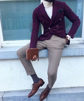 С чем носить темно-пурпурный двубортный пиджак мужчине: Темно-пурпурный двубортный пиджак и коричневые классические брюки в шотландскую клетку — хороший вариант для светского мероприятия. Весьма выигрышно здесь смотрятся темно-коричневые кожаные оксфорды.