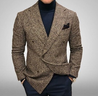 С чем носить коричневый шерстяной двубортный пиджак в клетку мужчине: Коричневый шерстяной двубортный пиджак в клетку выглядит отлично в паре с темно-синими классическими брюками.