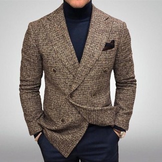 Как носить темно-синюю водолазку с коричневым пиджаком мужчине: Если ты принадлежишь к той категории молодых людей, которые любят выглядеть модно, тебе понравится сочетание коричневого пиджака и темно-синей водолазки.