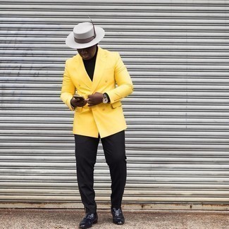 С чем носить белую шляпу мужчине: Желтый двубортный пиджак в паре с белой шляпой поможет подчеркнуть твой индивидуальный стиль. Любители свежих идей могут дополнить лук темно-синими кожаными лоферами, тем самым добавив в него немного изысканности.