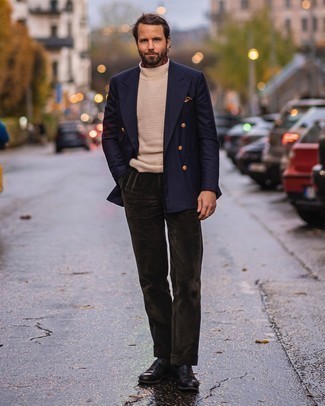 Какие классические брюки носить с темно-коричневыми лоферами за 40 лет мужчине в теплую погоду в деловом стиле: Темно-синий двубортный пиджак и классические брюки — хороший пример элегантного стиля. Почему бы не добавить в этот образ чуточку авантюрности с помощью темно-коричневых лоферов?