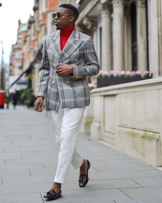 С чем носить серый двубортный пиджак в шотландскую клетку мужчине весна: Серый двубортный пиджак в шотландскую клетку и белые классические брюки позволят создать утонченный мужской образ. Почему бы не привнести в этот лук немного расслабленности с помощью темно-красных кожаных лоферов с кисточками? Однозначно, подобный образ будет выглядеть невероятно по моде весной, когда термометры начинают показывать более теплую температуру.