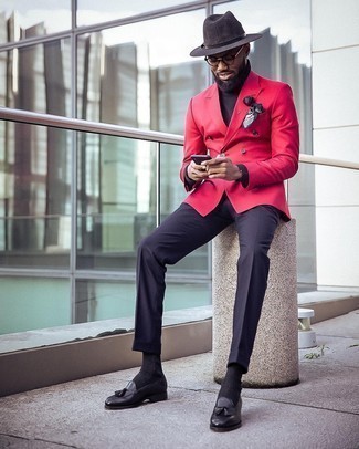 С чем носить темно-красный двубортный пиджак в 30 лет мужчине осень в деловом стиле: Темно-красный двубортный пиджак в паре с темно-синими классическими брюками позволит составить модный и в то же время изысканный образ. Создать интересный контраст с остальными вещами из этого образа помогут черные кожаные лоферы с кисточками. Уверены, это крутое дуэт для межсезонья, когда погода станет менее ласковой.