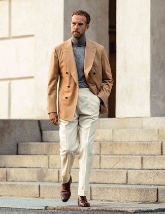 Какие классические брюки носить с бежевым двубортным пиджаком в 30 лет мужчине осень: Сочетание бежевого двубортного пиджака и классических брюк позволит воплотить строгий деловой стиль. Незаурядные молодые люди закончат образ коричневыми кожаными туфлями дерби. Подобное сочетание обязательно будет у тебя одним из самых любимых в осеннее время года.