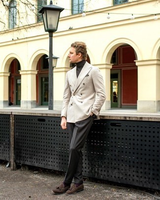 Какие пиджаки носить с темно-коричневой водолазкой мужчине: Дуэт пиджака и темно-коричневой водолазки смотрится очень привлекательно и элегантно. Темно-коричневые замшевые лоферы с кисточками добавят образу эффектности.