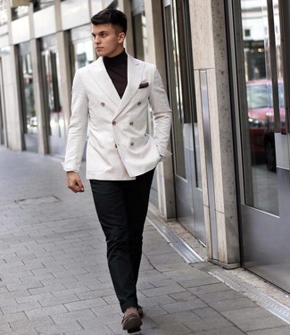 Какие монки с двумя ремешками носить с черными классическими брюками в теплую погоду: Белый двубортный пиджак в сочетании с черными классическими брюками позволит реализовать изысканный мужской стиль. Этот лук отлично дополнят монки с двумя ремешками.