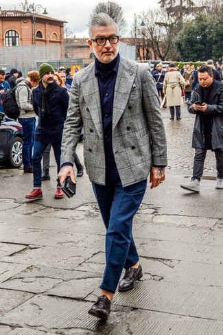 С чем носить серый шерстяной двубортный пиджак за 60 лет мужчине в теплую погоду в стиле смарт-кэжуал: Если ты приписываешь себя к той редкой группе молодых людей, неплохо разбирающихся в трендах, тебе подойдет лук из серого шерстяного двубортного пиджака и темно-синих брюк чинос. Если ты предпочитаешь смелые решения в своих образах, заверши этот темно-коричневыми кожаными туфлями дерби.