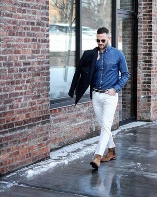 Какие джинсовые рубашки носить с светло-коричневыми ботинками челси мужчине в стиле смарт-кэжуал: Джинсовая рубашка и белые джинсы — обязательные предметы в арсенале поклонников стиля кэжуал. Если ты любишь сочетать в своих образах разные стили, на ноги можно надеть светло-коричневые ботинки челси.