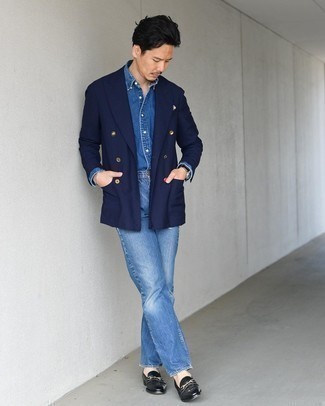 С чем носить джинсовую рубашку мужчине в теплую погоду в стиле смарт-кэжуал: Джинсовая рубашка великолепно гармонирует с синими джинсами. Такой образ обретет свежее прочтение в тандеме с черными кожаными лоферами.