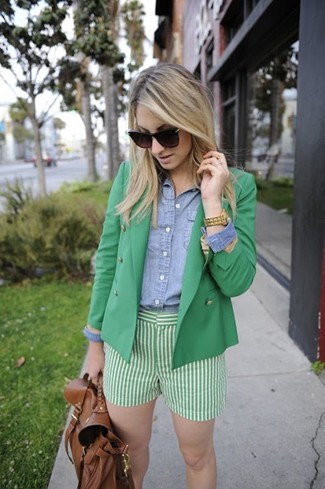 С чем носить шорты в вертикальную полоску женщине: Образ из зеленого двубортного пиджака и шорт в вертикальную полоску позволит выглядеть модно, но при этом выразить твою индивидуальность.