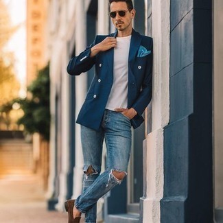 Как носить темно-синий пиджак с коричневыми замшевыми лоферами мужчине лето: Сочетание темно-синего пиджака и синих рваных джинсов поможет выглядеть аккуратно, а также выразить твой индивидуальный стиль. Не прочь сделать лук немного элегантнее? Тогда в качестве обуви к этому ансамблю, обрати внимание на коричневые замшевые лоферы. Подобный ансамбль обеспечит тебе комфорт и удобство в настоящую жару.
