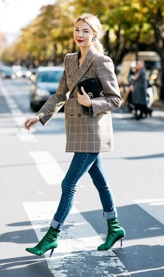 Как носить коричневый двубортный пиджак в шотландскую клетку с синими джинсами женщине в теплую погоду в стиле смарт-кэжуал: Ансамбль из коричневого двубортного пиджака в шотландскую клетку и синих джинсов — олицетворение современного городского стиля. Темно-зеленые ботильоны на резинке станут превосходным завершением твоего лука.