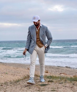 С чем носить белые брюки чинос: Дуэт серого двубортного пиджака и белых брюк чинос смотрится очень привлекательно, согласен? Такой образ легко адаптировать к повседневным реалиям, если надеть в сочетании с ним голубые кроссовки.