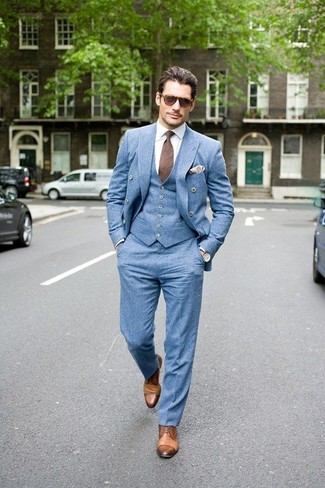 Какие классические брюки носить с голубым двубортным пиджаком мужчине осень: Сочетание голубого двубортного пиджака и классических брюк смотрится очень модно и элегантно. Заверши лук светло-коричневыми кожаными туфлями дерби, если не хочешь, чтобы он получился слишком консервативным. Выбирая подобный лук на осень, будь уверен, ты будешь выглядеть образцово-показательно.