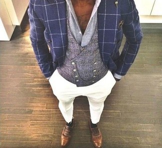 С чем носить темно-синий двубортный пиджак в клетку мужчине осень в деловом стиле: Темно-синий двубортный пиджак в клетку в сочетании с белыми брюками чинос поможет выразить твой личный стиль и выделиться из серой массы. В паре с коричневыми кожаными монками такой лук смотрится особенно выигрышно. Вне всякого сомнения, подобный ансамбль будет выглядеть превосходно в погожий осенний денек.