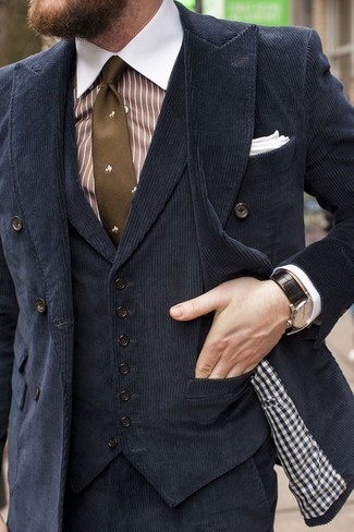 С чем носить черный вельветовый двубортный пиджак в 30 лет мужчине: Черный вельветовый двубортный пиджак и черные вельветовые классические брюки позволят составить выразительный мужской лук.