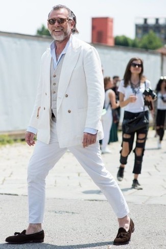 Какие лоферы носить с белым двубортным пиджаком мужчине: Белый двубортный пиджак и белые брюки чинос — великолепный выбор для создания мужского образа в стиле smart casual. Любишь экспериментировать? Закончи ансамбль лоферами.