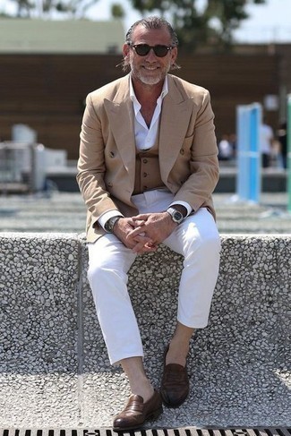 Какие лоферы носить с белыми брюками чинос за 50 лет в деловом стиле: Светло-коричневый двубортный пиджак будет смотреться отлично в тандеме с белыми брюками чинос. Очень удачно здесь смотрятся лоферы.