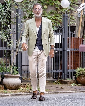 Какие брюки чинос носить с коричневыми лоферами за 50 лет: Мятный двубортный пиджак и брюки чинос — обязательные вещи в арсенале парней с превосходным чувством стиля. Весьма неплохо здесь будут выглядеть коричневые лоферы.