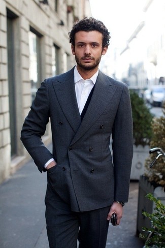 Как носить двубортный пиджак с кардиганом мужчине: Двубортный пиджак и кардиган — превосходный пример строгого мужского стиля.