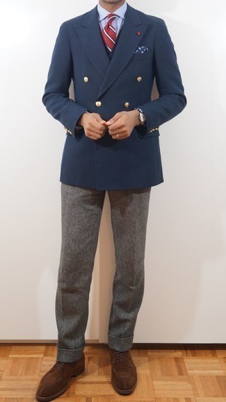Модный лук: темно-синий двубортный пиджак, темно-синий кардиган, голубая классическая рубашка, серые шерстяные классические брюки