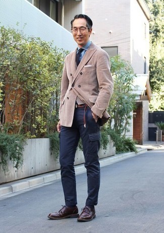 С чем носить темно-сине-белый галстук за 40 лет мужчине лето: Светло-коричневый двубортный пиджак в паре с темно-сине-белым галстуком поможет создать модный классический лук. Создать запоминающийся контраст с остальными составляющими этого образа помогут темно-красные кожаные туфли дерби. Подобное сочетание точно поможет перенести невыносимый июльский зной.