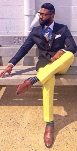 Как носить желтые брюки чинос с синей классической рубашкой в теплую погоду: Сочетание синей классической рубашки и желтых брюк чинос поможет выразить твой индивидуальный стиль и выигрышно выделиться из серой массы. Немного строгости и классики луку добавит пара коричневых кожаных лоферов.