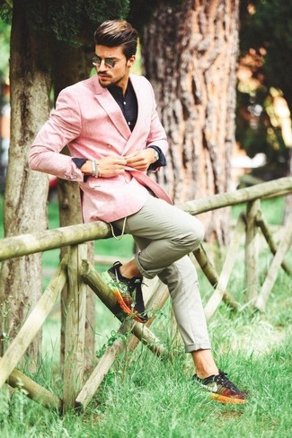 С чем носить розовый двубортный пиджак мужчине: Нравится выглядеть дорого? Тогда лук из розового двубортного пиджака и оливковых брюк чинос придется тебе по вкусу. Этот ансамбль идеально закончат черные кроссовки.