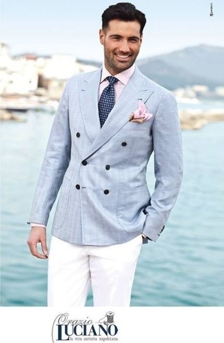 Модный лук: голубой двубортный пиджак, розовая классическая рубашка, белые брюки чинос, темно-сине-белый галстук в горошек