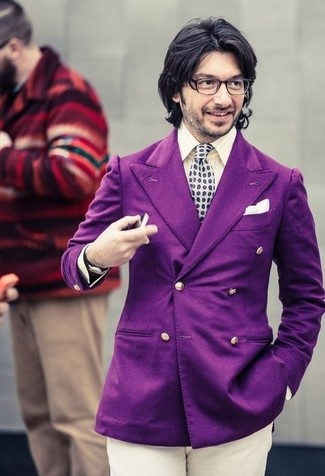 Какие брюки чинос носить с пурпурным двубортным пиджаком за 40 лет: Создав ансамбль из пурпурного двубортного пиджака и брюк чинос, получим подходящий мужской ансамбль для полуформальных встреч после работы.