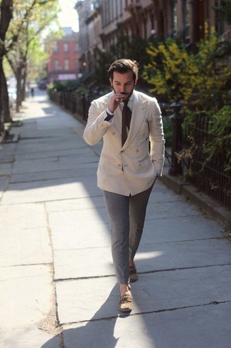 Модный лук: бежевый двубортный пиджак, белая классическая рубашка, серые брюки чинос, коричневые кожаные топсайдеры