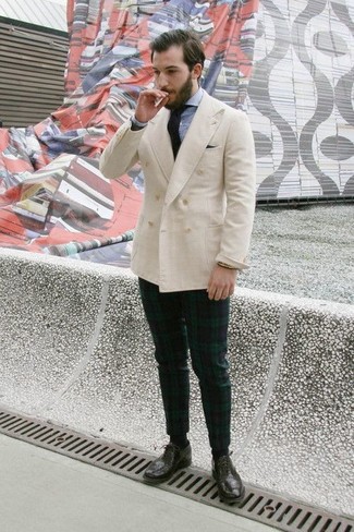 С чем носить бело-темно-синий двубортный пиджак мужчине в теплую погоду: Бело-темно-синий двубортный пиджак и темно-сине-зеленые брюки чинос в шотландскую клетку — беспроигрышный мужской образ для ужина в ресторане. Что же касается обуви, можно отдать предпочтение классике и выбрать черные кожаные броги.