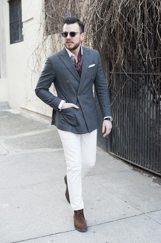 Как носить темно-серый шерстяной двубортный пиджак с белой классической рубашкой мужчине весна: Для воплощения элегантного вечернего образа отлично подойдет темно-серый шерстяной двубортный пиджак и белая классическая рубашка. Ты можешь легко приспособить такой ансамбль к повседневным нуждам, надев темно-коричневыми замшевыми ботинками дезертами. Когда зима сменяется более теплой погодой, такой ансамбль пользуется спросом у самых придирчивых джентльменов.