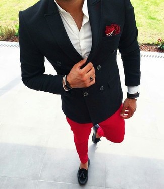 Модный лук: черный двубортный пиджак, белая классическая рубашка, красные брюки чинос, черные кожаные лоферы с кисточками