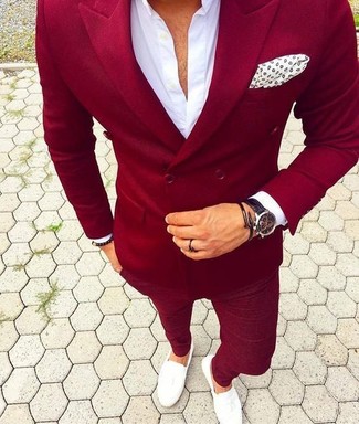 С чем носить темно-красный пиджак в 30 лет мужчине в стиле смарт-кэжуал: Сочетание темно-красного пиджака и красных брюк чинос — хороший офисный вариант для молодых людей. Любишь эксперименты? Дополни образ белыми кожаными лоферами.