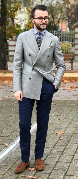Модный лук: серый двубортный пиджак в клетку, голубая классическая рубашка в вертикальную полоску, темно-синие брюки чинос, коричневые замшевые лоферы с кисточками