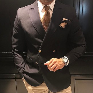 С чем носить черный двубортный пиджак в 30 лет мужчине: Черный двубортный пиджак и светло-коричневые брюки чинос помогут составить необычный мужской образ для работы в офисе.