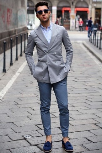 С чем носить темно-синие замшевые лоферы мужчине: Серый двубортный пиджак в сочетании с темно-синими брюками чинос — отличный пример непринужденного офисного стиля для джентльменов. Завершив образ темно-синими замшевыми лоферами, получим потрясающий результат.