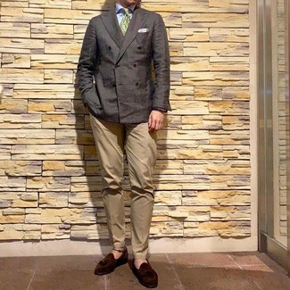 С чем носить зеленый галстук с принтом в 30 лет мужчине в деловом стиле: Несмотря на то, что этот лук выглядит довольно выдержанно, дуэт темно-коричневого двубортного пиджака и зеленого галстука с принтом является неизменным выбором стильных молодых людей, неизменно пленяя при этом сердца прекрасных дам. Создать выразительный контраст с остальными составляющими этого образа помогут темно-коричневые замшевые лоферы с кисточками.