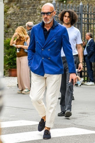 Как носить синий двубортный пиджак с синими замшевыми лоферами за 50 лет мужчине: Синий двубортный пиджак и белые брюки чинос — прекрасный вариант для воплощения мужского лука в стиле элегантной повседневности. Любители модных экспериментов могут закончить ансамбль синими замшевыми лоферами, тем самым добавив в него чуточку классики.