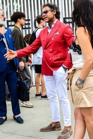 Какие классические рубашки носить с темно-красным двубортным пиджаком мужчине в теплую погоду: Для создания изысканного мужского вечернего образа идеально подойдет темно-красный двубортный пиджак и классическая рубашка. Что касается обуви, можно отдать предпочтение комфорту и выбрать коричневые замшевые лоферы.