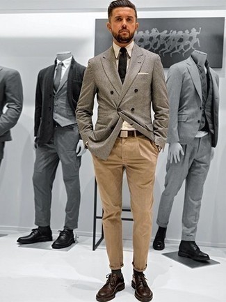 С чем носить серый двубортный пиджак мужчине в теплую погоду в деловом стиле: Если ты принадлежишь к той редкой категории парней, способных неплохо ориентироваться в том, что стильно, а что нет, тебе подойдет тандем серого двубортного пиджака и светло-коричневых брюк чинос. Если ты любишь смелые решения в своих образах, закончи этот темно-коричневыми кожаными туфлями дерби.