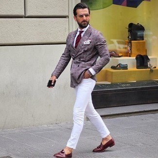 Какие брюки чинос носить с пурпурным двубортным пиджаком за 40 лет в деловом стиле: Пурпурный двубортный пиджак в сочетании с брюками чинос — необычный ансамбль для офиса. Разнообразить лук и добавить в него чуточку классики помогут темно-красные кожаные лоферы с кисточками.