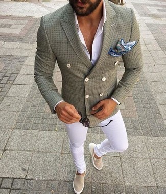 Как носить темно-зеленый двубортный пиджак с белыми брюками чинос в теплую погоду в стиле смарт-кэжуал: Если ты принадлежишь к той категории парней, которые одеваются по моде, тебе придется по вкусу образ из темно-зеленого двубортного пиджака и белых брюк чинос. Почему бы не добавить в этот образ немного фривольности с помощью бежевых слипонов из плотной ткани?